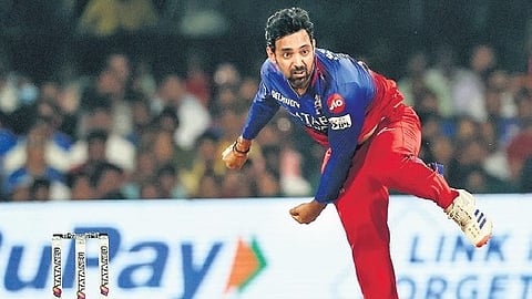Swapnil Singh in action for Royal Challengers Bengaluru.
