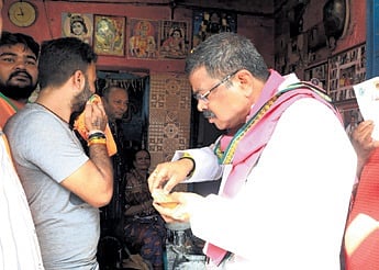 Pradhan relishing ‘Sarsatia’ at a tea stall in the midst of campaigning