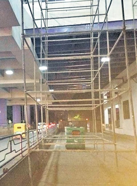 Half of the carriageway under the Metro station is blocked to rectify
a gap in the station.