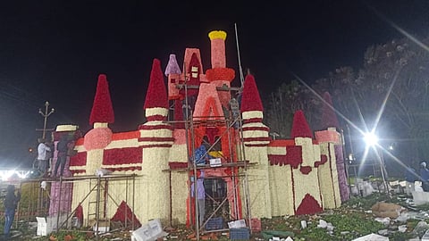 Officials say a total of 2.60 lakh varieties of flowers and 5,000 flower pots would be displayed in ten different structures at the garden.