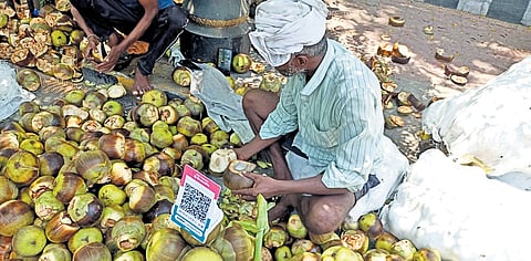 Municipal Corporation of Karimnagar (MCK) Commissioner Chahat Bajpai to conduct an inquiry to ensure justice for eligible street vendors by allocating the units appropriately.