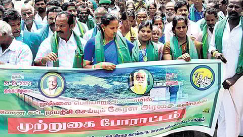 The protesters raised slogans against the Kerala government