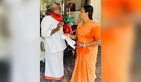 Kinnera Mogulaiah with Endowments Minister Konda Surekha