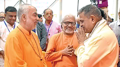 Chinmayananda Mission global head Swami Swaroopananda Saraswati and regional head Swami Viviktananda Saraswati receive RSS general secretary Dattatreya Hosabale