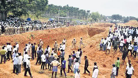 Members and supporters of the Hemavathi Express Link Channel Virodhi Horata Samithi stage a protest against the project in Gubbi, near Tumakuru, on Thursday.