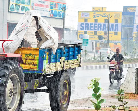 Heavy rain lashed Tiruchanoor on Friday