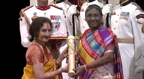 President Droupadi Murmu presenting the Padma award to cine artist Vyjayanthimala.