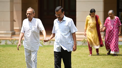 Delhi CM Arvind Kejriwal with his parents. His wife Sunita can also be seen.