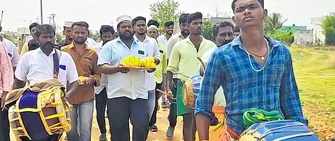 Muslims carrying ‘Seer varisai’ for new Hindu temple in Kangeyam