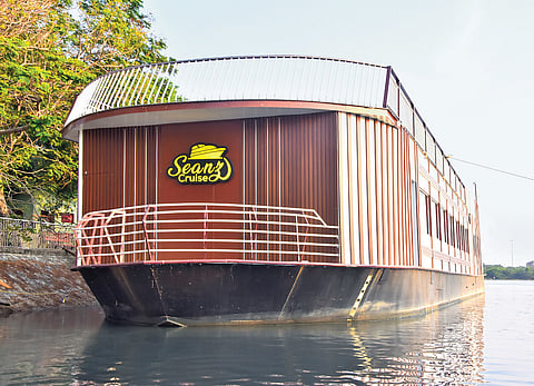 The floating restaurant named Seanz Cruise