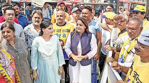 Mayor Shelly Oberoi during ‘Jail Ka Jawaab Vote Se’ campaign at Karol Bagh.