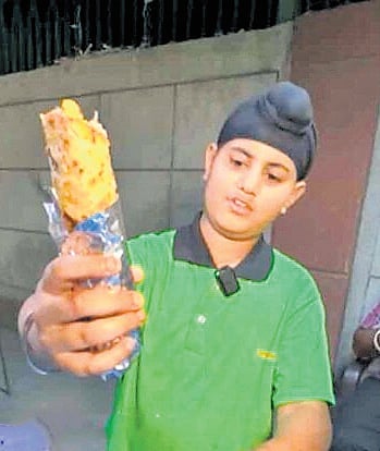 Anand Mahindra offers help to
10-year-old boy making rolls for living