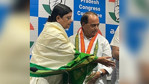 Former minister A Indrakaran Reddy joins the Congress in the presence of AICC TG in-charge Deepa Dasmunshi.