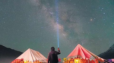 In Mussoorie, hotels are not receiving new bookings for May and June. Tourists from states like Punjab, Gujarat, Delhi, Haryana, Madhya Pradesh, Maharashtra, and Uttar Pradesh have cancelled their trips