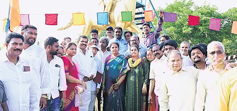 Daggubati Purandeswari garlanding the statue of Sir Arthur Cotton