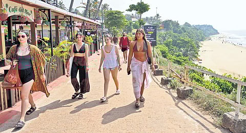 A group of tourists at Varkala Cliff