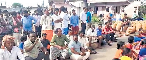 Paddy farmers stage a rasta roko in Bodmatpally village of Medak on Friday