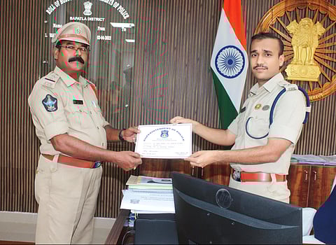 Bapatla SP Vakul Jindal awarding appreciation certificates to police personnel and skilled divers for rescuing 11 tourists from drowning at Suryalanka beach on Thursday.
