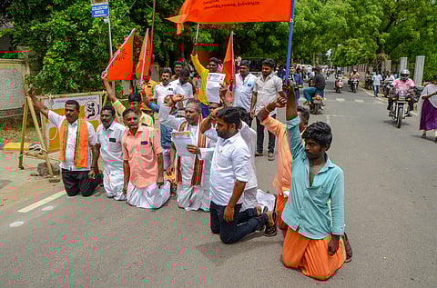-Hindu Makkal Katchi members petitioned the Tirunelveli Collector K P Karthikeyan demanding the State government to reject Justice Chandru’s recommendations against students wearing religious objects