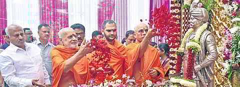 Senior seer of Vishwa Vokkaliga Mahasamsthana Mutt Chandrashekara Swamiji (second from left) offers floral tributes to the statue of Kempegowda in
Bengaluru on Thursday
