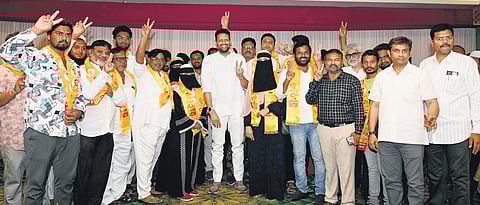 YSRC councillors joining TDP in the presence of Kurnool MLA TG Bharat