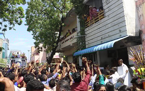People catching mangoes tossed from terraces during the mangani iraithal event of Karaikal mangani thiruvizha on Friday