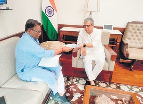 Ray handing over a memorandum to Ashwini Vaishnaw