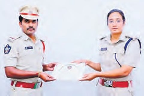 SP Mallika Garg awarding appreciation certificates to police personnel