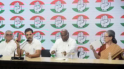 Congress President Mallikarjun Kharge and party leaders Rahul Gandhi and Sonia Gandhi.