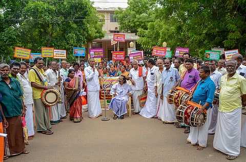 Folk artists stage a protest in front of the Palayamkottai office of the Art and Culture Department in Tirunelveli