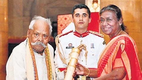 Maguni Chandra Kuanr receiving the Padma Shri award from President Droupadi Murmu last year