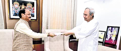 Naveen Patnaik tenders his resignation as chief minister to Governor Raghubar Das at Raj Bhawan, in Bhubaneswar on Wednesday