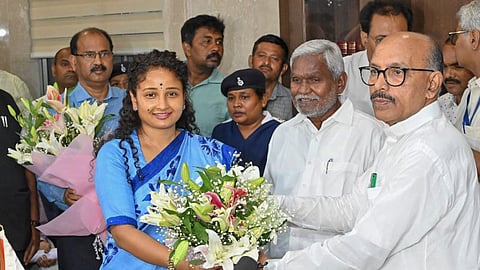 Newly-elected MLA from Gandey and JMM leader Kalpana Soren being greeted by Assembly Speaker Ravindra Nath Mahto after she took oath as a member, in Ranchi.