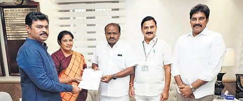 A BJP delegation, led by State party chief D Purandeswari, submits a representation to Union Minister for Heavy Industries and Steel HD Kumaraswamy.