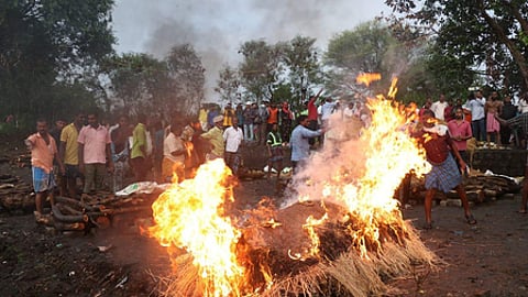 Mass cremation of Kallakurichi hooch tragedy victims at Karunapuram, in Kallakurichi.