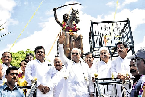Chief Minister Siddaramaiah unveils a statue of Sangolli Rayanna in Inchageri village of Vijayapura district on Sunday