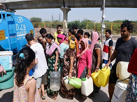 Delhi residents queue up to fill water