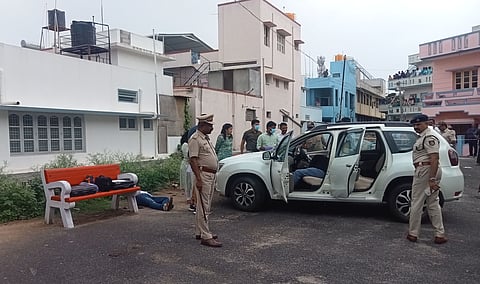 FSL team and fingerprint experts
examine the vehicle and the spot
where two businessmen died,
in Hassan on Thursday