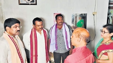 Newly-elected MLA of Kantabanji Laxman Bag met Mamita’s family at Jharni in Turekela block of Balangir district.