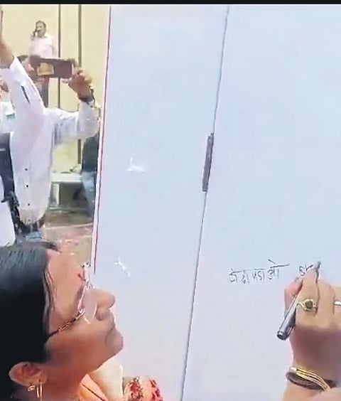 Union Minister Savitri Thakur writes ‘Beti Bachao Beti Padhao’ incorrectly, Opposition takes jibe