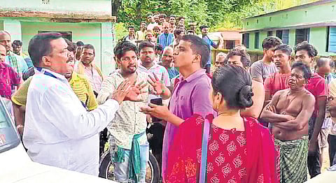 Argument between mining officers, villagers and sand mafia at Bada Bisol