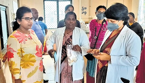 Kakinada GGH chief enquiring about health of diarrhoea patients