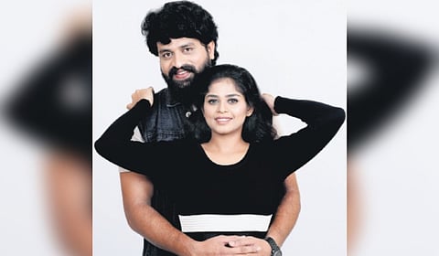 Avakash (Vishal Mannur) and Akruthi (Vihani Gowda) from a still in 'Anartha'