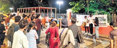 The discussions of the California reading group are based on books or films that are chosen out of consensus.