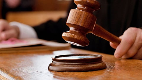 The case dates back to 6 November 2023, when ASI R.N. Malkiya and his team from Amreli City Police raided a house in Khatkiwad following a tip-off from Police Officer Vanraj Manjaria.