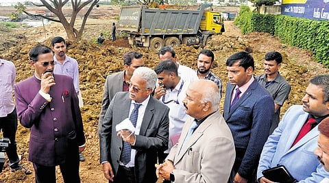 Lokayukta Justice BS Patil along with Upa Lokayuktas Justices
KN Phaneendra and B Veerappa inspect unscientific disposal
of solid waste in Bengaluru on Friday
