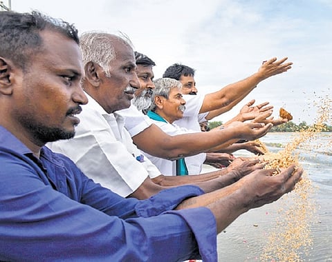 Farmers welcoming Cauvery water at Mukkombu