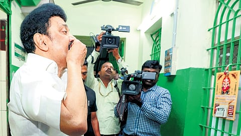 Chief Minister MK Stalin tasting the food at Amma Unavagam in Teynampet