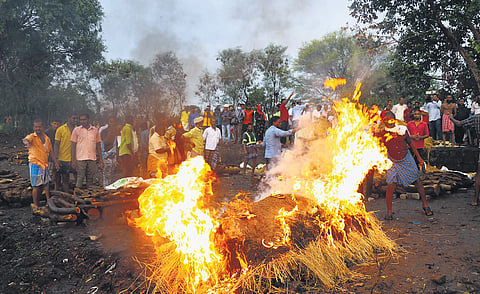 Bodies of hooch tragedy victims being cremated. They drank hooch brewed in Kalvarayan Hills