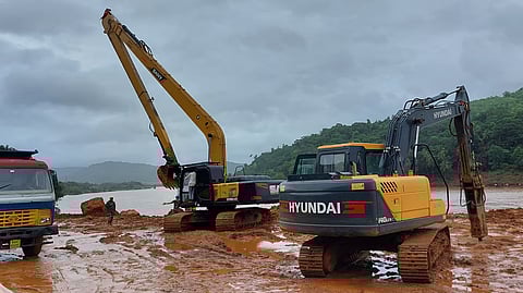 The fast flowing river, heavy rainfall, the inflow from the catchment areas and the poor visibility in the water has forced the district administration to suspend its rescue operations for now.